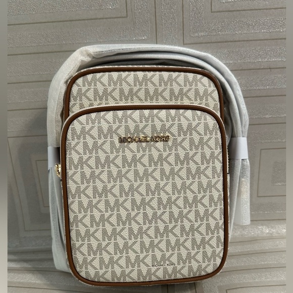 NWT Michael Kors crossbody - Picture 1 of 4